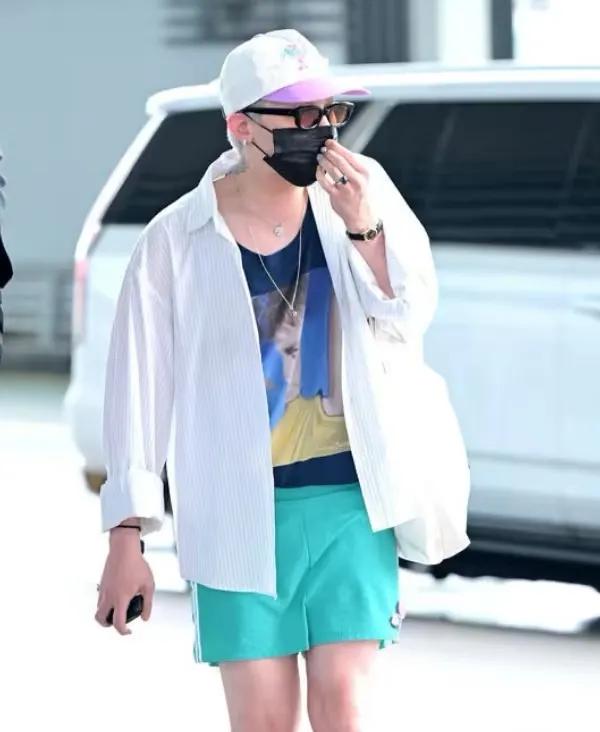 权志龙返韩现身机场,穿黑色的短裤搭配小腿袜,时尚品味确实特别