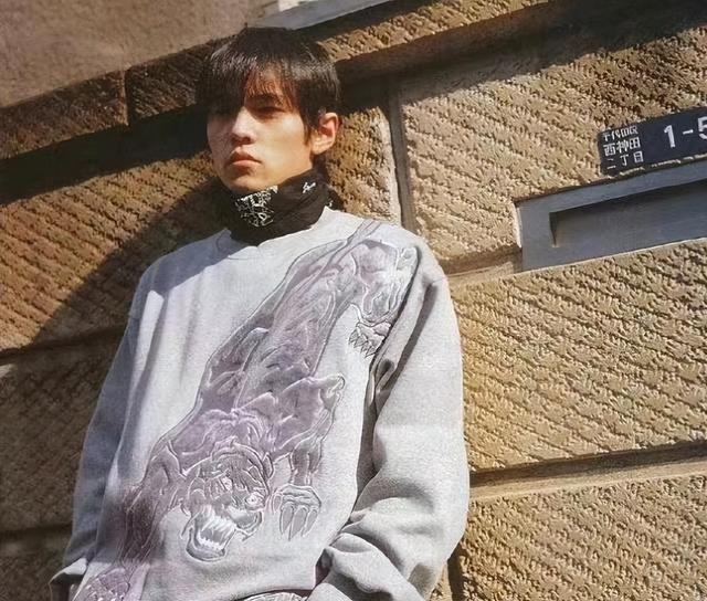 路都走不稳还要开演唱会?行动迟缓的周杰伦,究竟是哪里来的底气