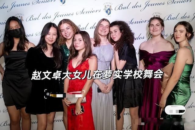 赵文卓一家三口回国！17岁大女儿自己推3箱大行李！比妈妈还高