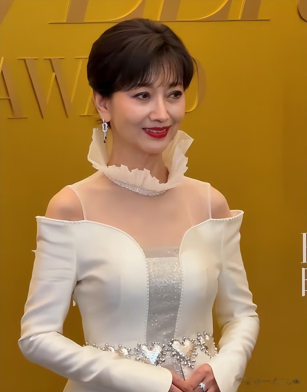 一点都不遮掩，眼纹明显，头有白发，46岁的她比72岁赵雅芝还真实