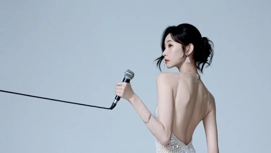 张艺凡惊艳亮相费加罗音乐派对，深V露背长裙引全网热议