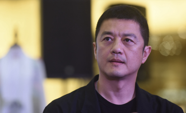 李亚鹏妻子自爆没钱了！从大平层搬到水泥房，3岁女儿嚎啕大哭