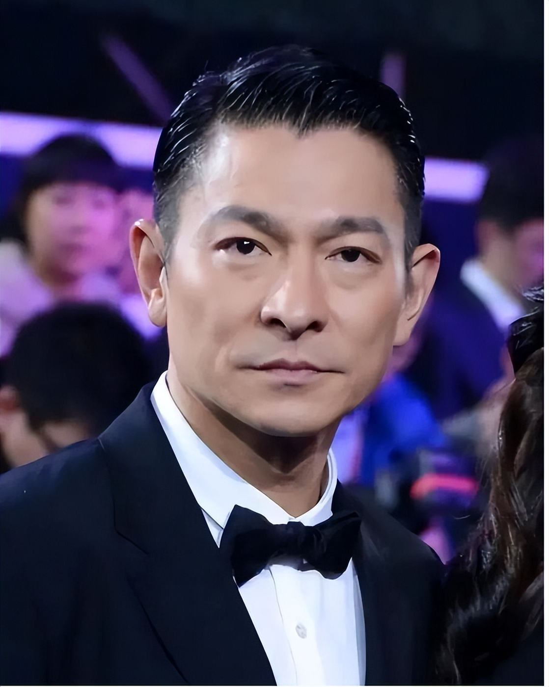 突发!香港知名天王身体疑出问题？双掌发黄，被指可能肝功能受损