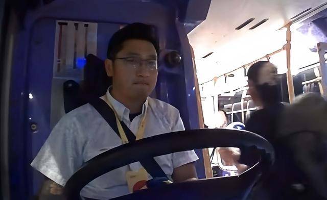 香港知名男星转行开巴士，养四个孩子经济压力大！