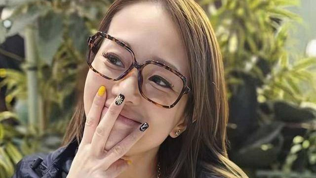 香港过气女星移民英国失败，晒美照主动找工作