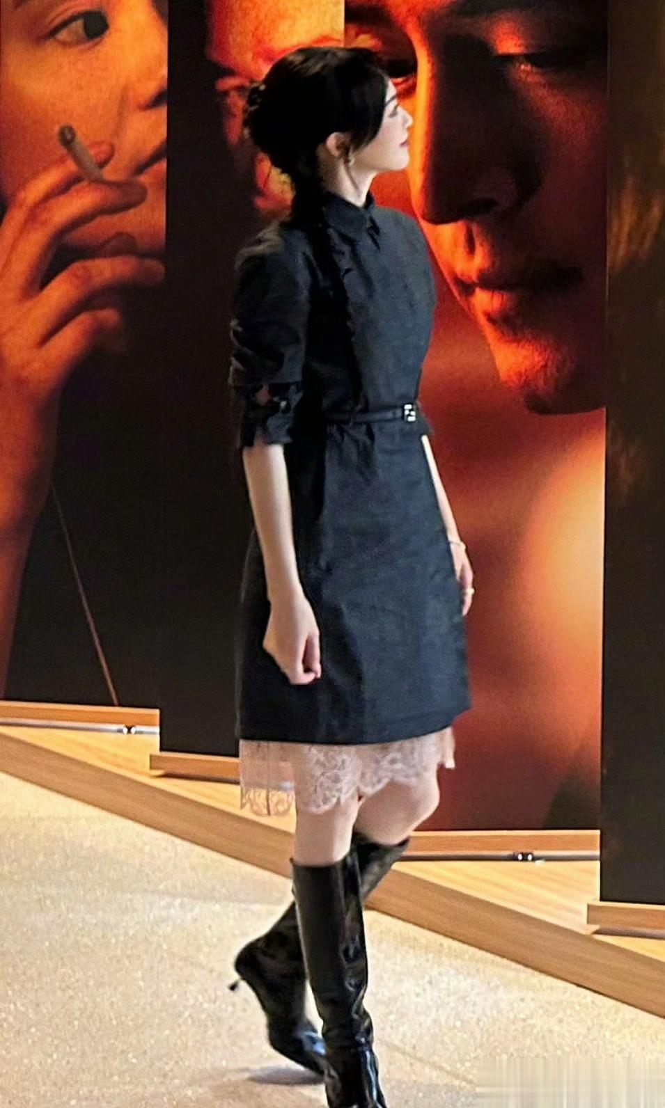 唐嫣红衫配花裙，植物园里的复古缪斯