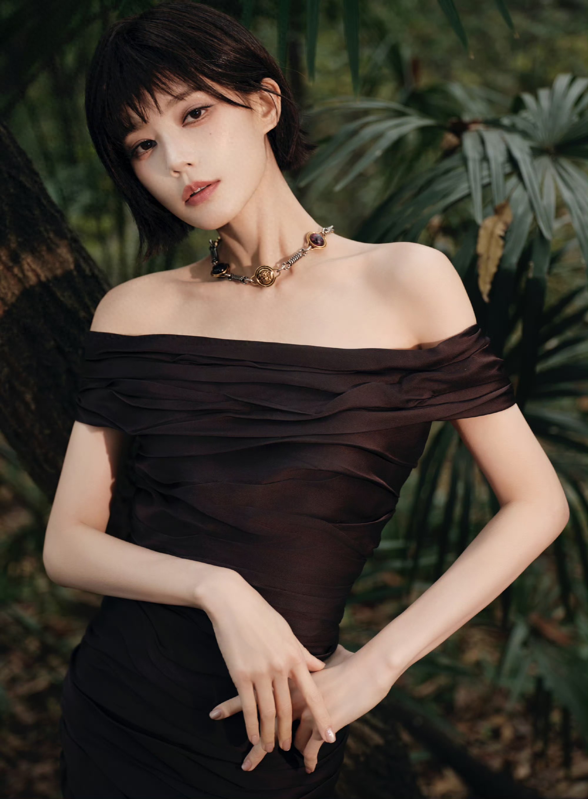 李一桐范思哲活动，短发颠覆温婉形象，露肩黑裙配颈链媚而不俗