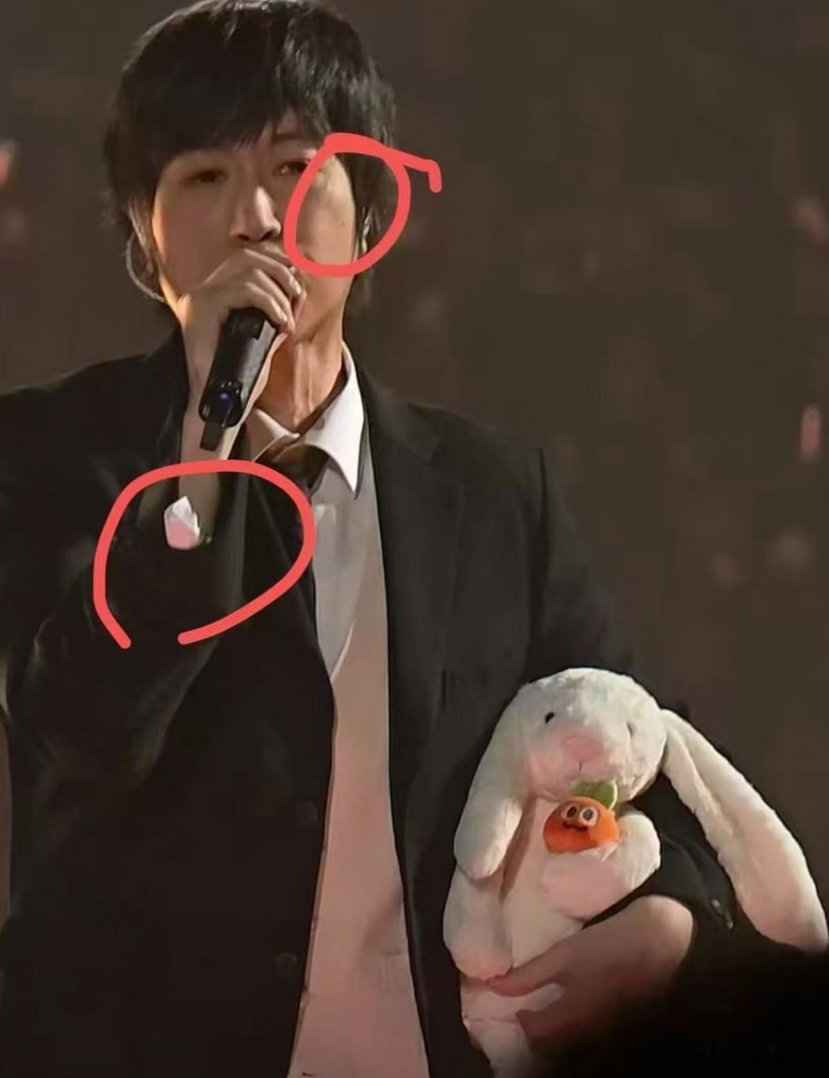 太体面！阿信从舞台摔倒，被网友质疑想试探F3，却发言感谢朱孝天