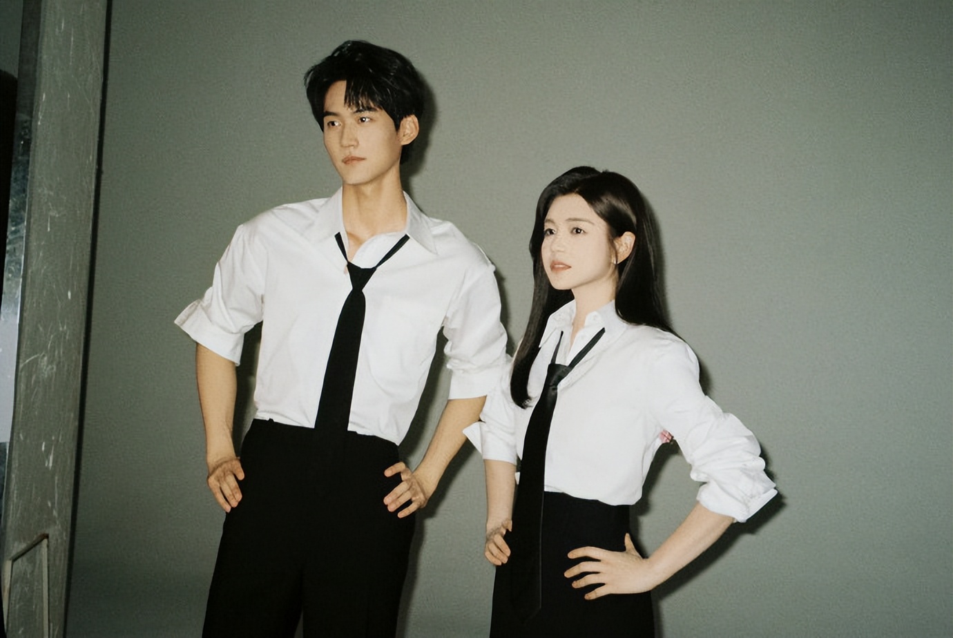 金莎携小男友现身英国，皮草配奶奶帽显老气，孙丞潇看她一脸宠溺