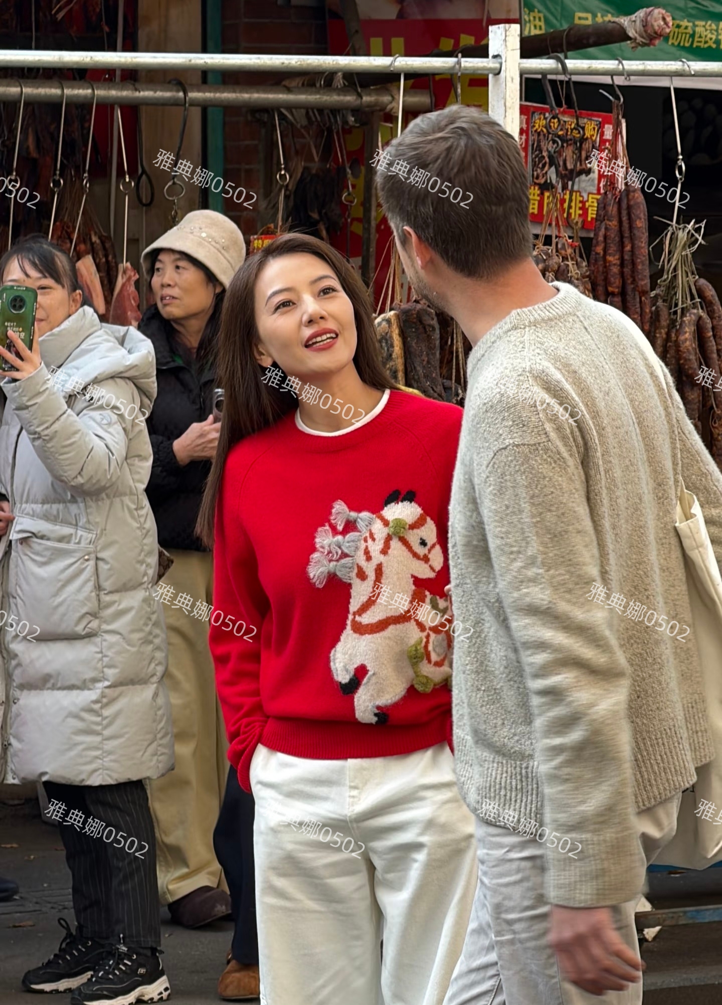 成都玉林菜市偶遇高圆圆，穿了件大红毛衣的她，年轻漂亮明艳动人