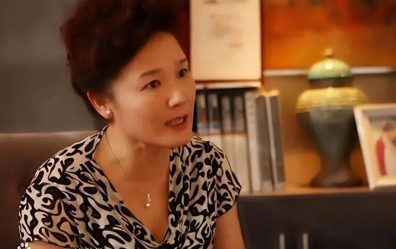 她是国家一级演员，离婚23年至今跟前夫住对门，还参加前婆婆葬礼