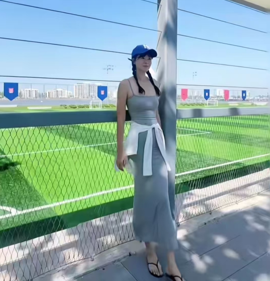 46岁李艾晒健身照,小腹平坦零赘肉,腰细腿长越活越年轻