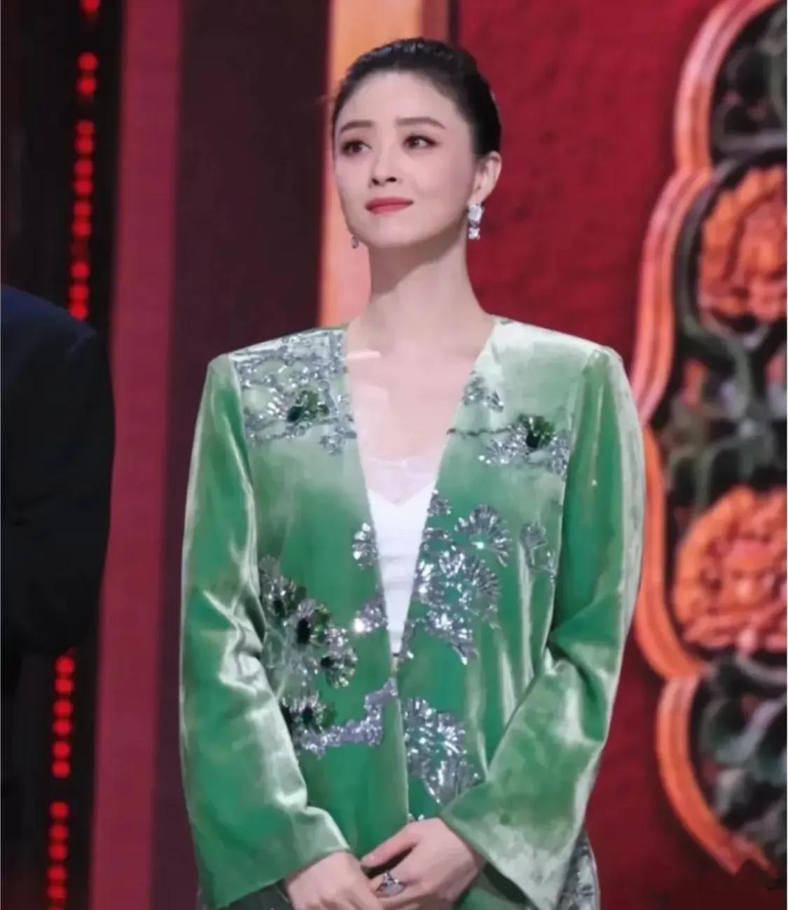 李湘穿红色新中式像180斤,大衣穿不上只能披着,王岳伦反倒瘦了