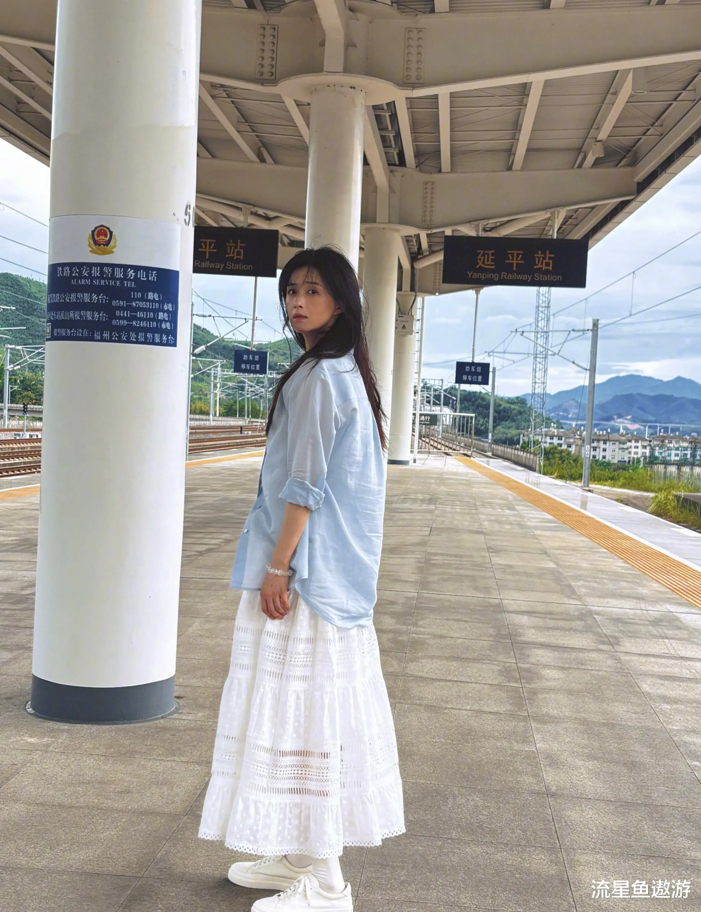 42岁蒋欣晒出火车站台照：穿蓝衬衣白长裙似女大学生
