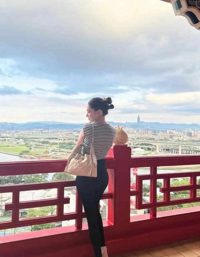 林心如和许玮宁给好友庆生，许玮宁白的发光，邱泽和霍建华搂一起