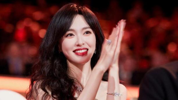 唐嫣穿闪钻裙捡纸巾上热搜！网友：这才是骨子里的优雅