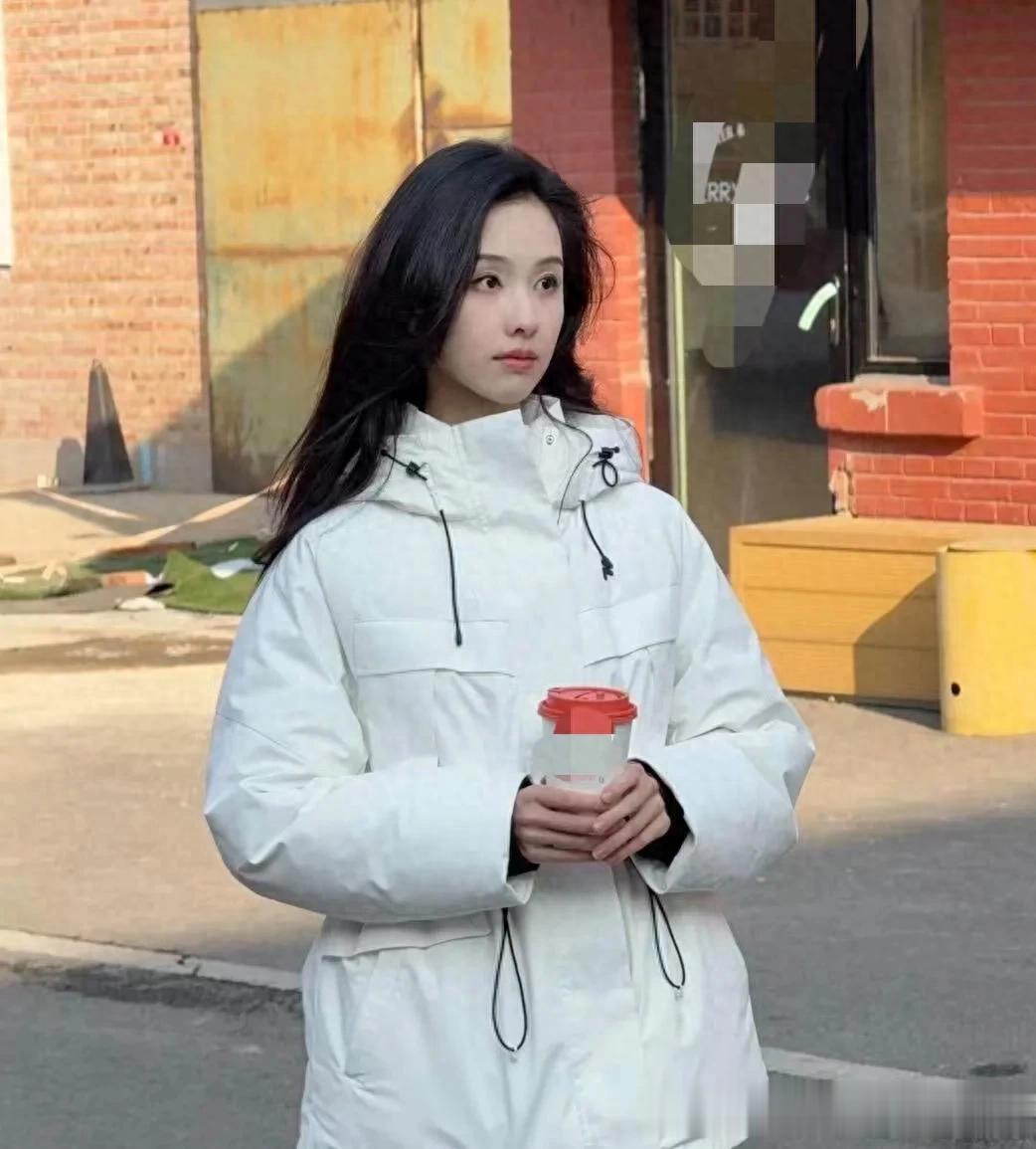 陈都灵私服穿搭真简约！白色羽绒服+牛仔裤+老爹鞋，时髦又减龄！