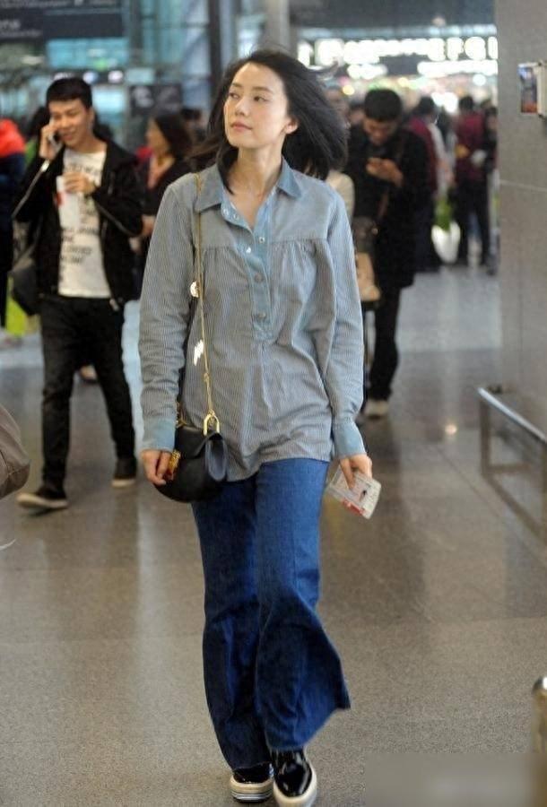 想不到高圆圆才是穿搭高手,休闲衬衫+牛仔裤,小肚腩都被藏起来