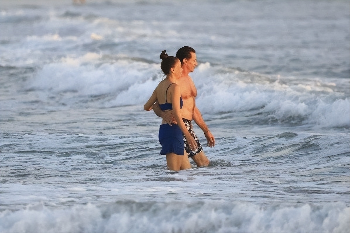 56岁休杰克曼仍有一身腱子肉，牵着新欢海边度假，69岁前妻好可悲