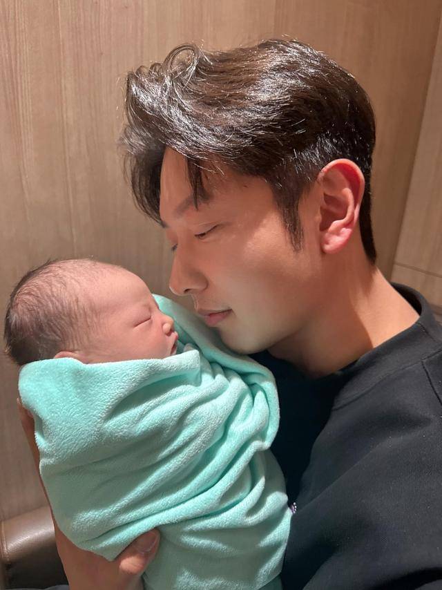 从\软饭男\到宠妻模范,高钧贤为富太老婆送餐,当众热吻撒狗粮