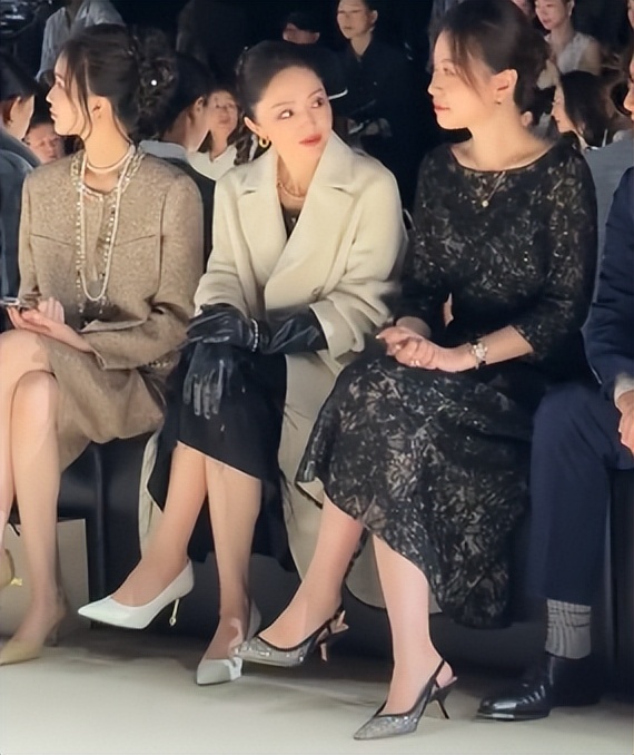 上海时装周，褶子多脸僵又肿、戴假发的董璇，被整容脸网红抢了镜