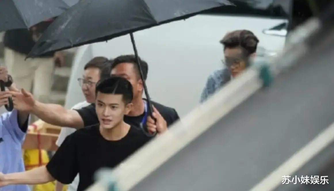 任嘉伦探班罗云熙，2人何时认识引发热议，来自烈焰与请君的缘分