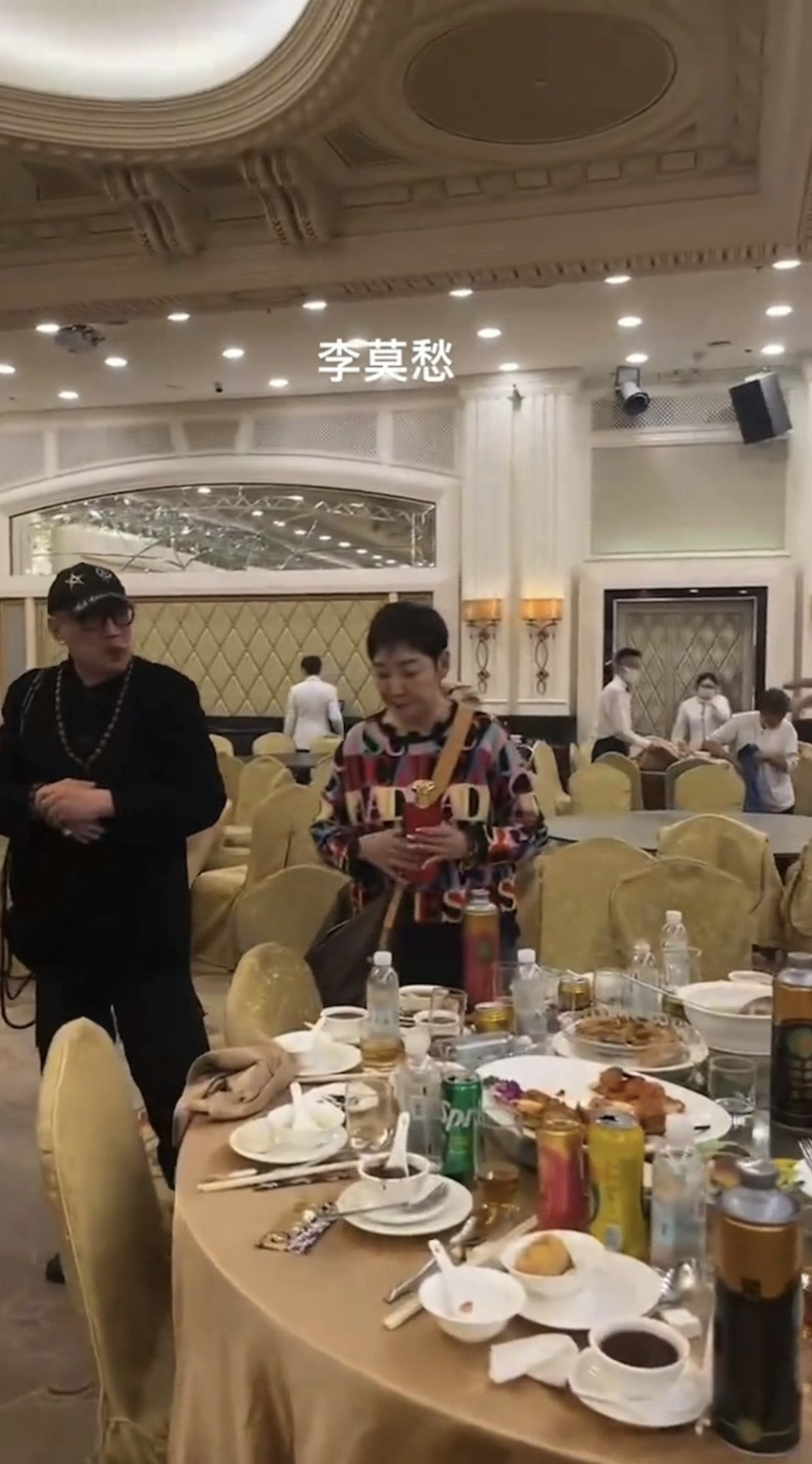 米雪60岁妹妹雪梨罕露脸，穿着土气胖了不少，不如米雪年轻有气质