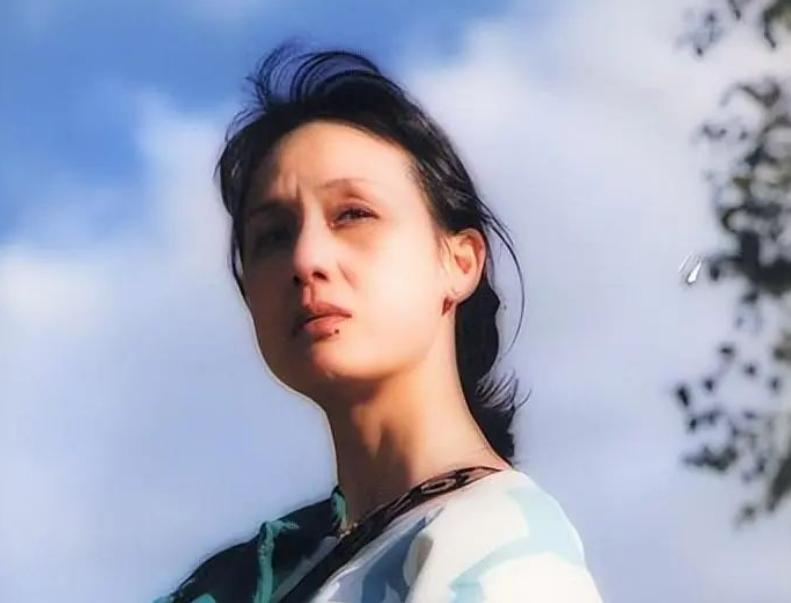 她长得漂亮演技好，却和一个导演同居27年没结婚，临终前却后悔了