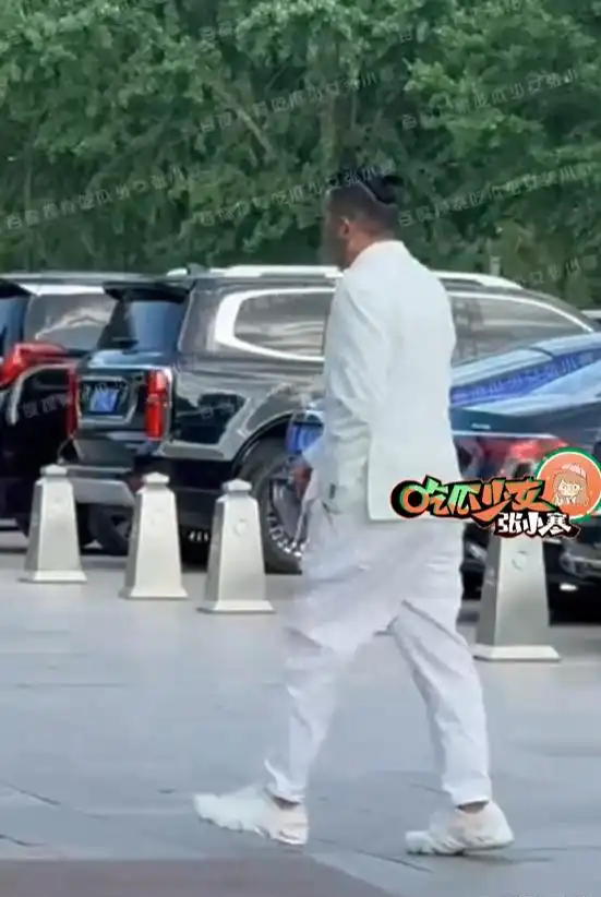 汪小菲二婚好盛大！婚纱镶近千钻搭北京四合院，朱时茂张朝阳同框