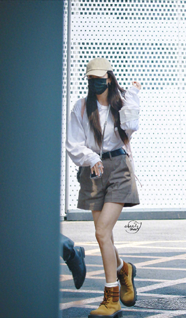 杨幂美到骨子里了,穿白T恤+短裤背Labubu书包,身材好到让人尖叫