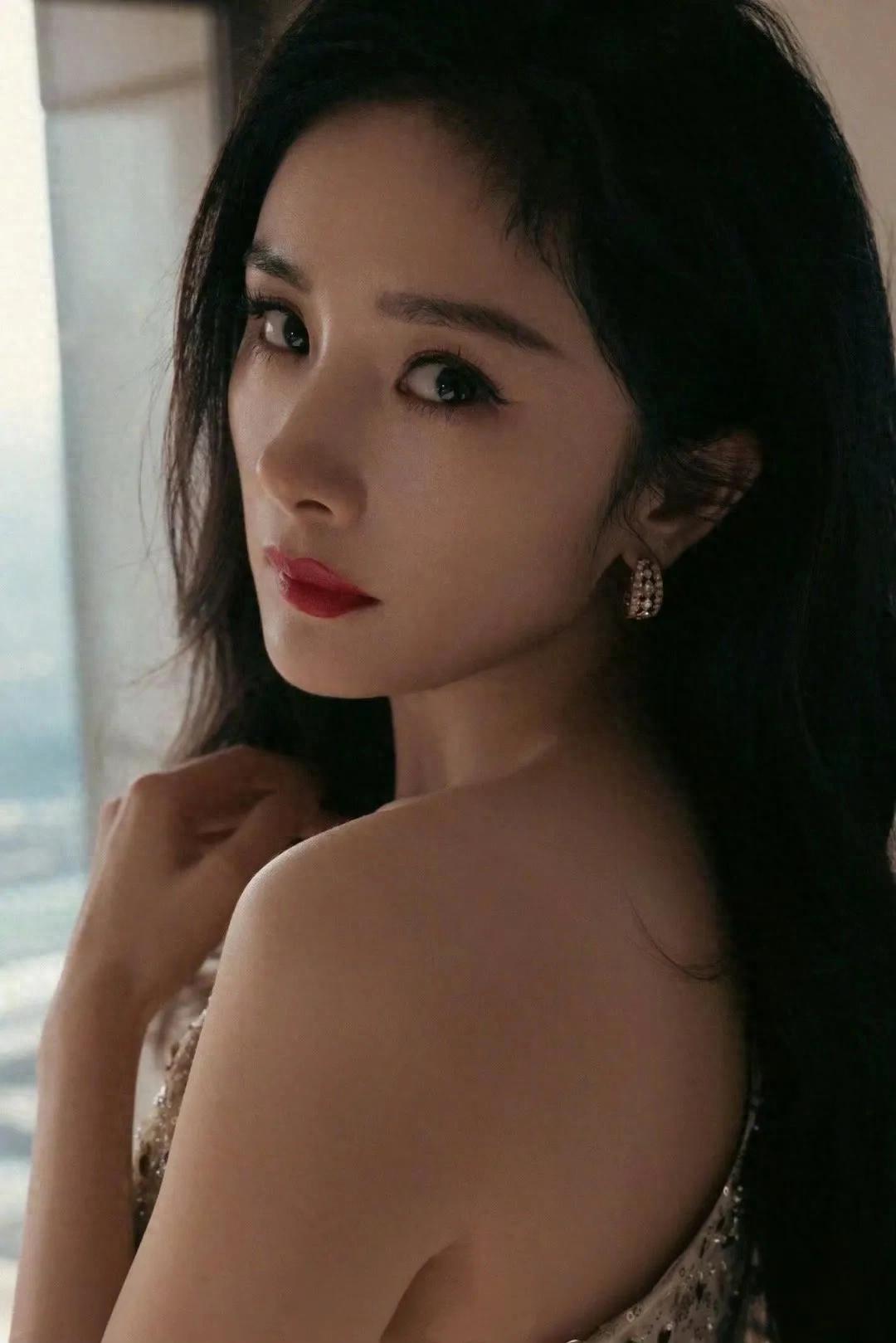 杨幂亮片长裙优雅知性