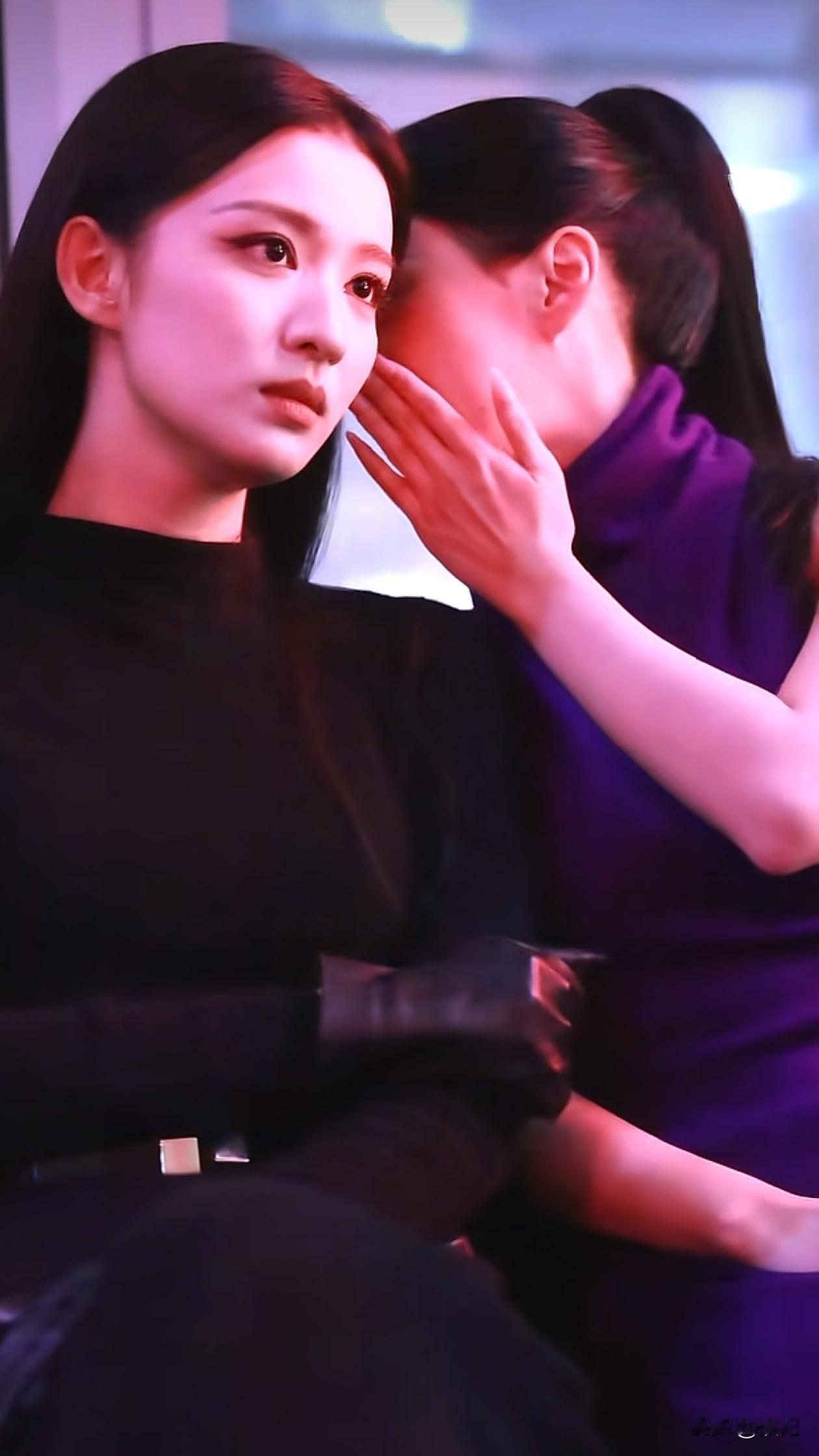 26岁王楚然与23岁包上恩同框！脸真权威，两人捂嘴说悄悄话好开心