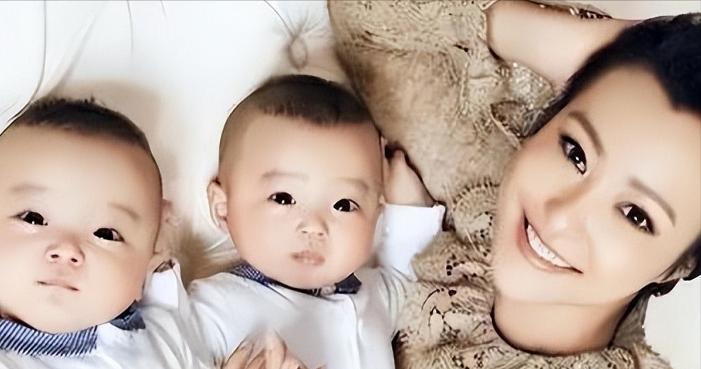 与刘烨离婚 5 年后,她独自带着双胞胎儿子生活,郝蕾如今后悔吗?