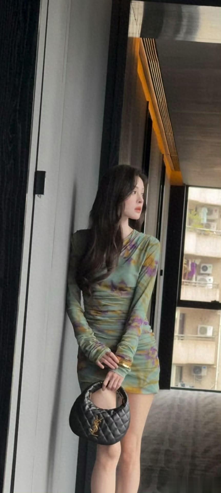 古力娜扎｜一周随机碎片，裙装美腿穿搭，慢时光的静谧时刻。