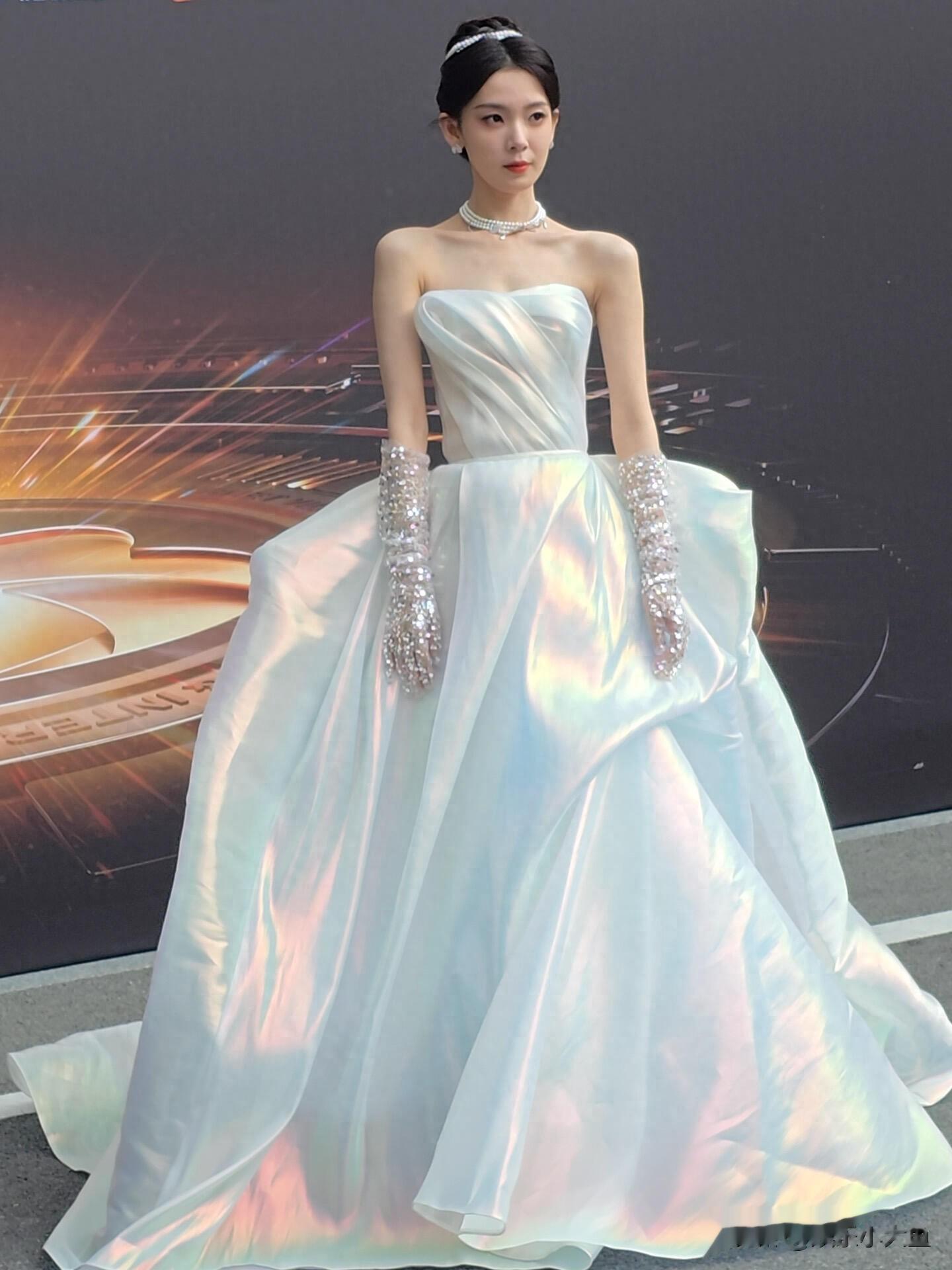 陈瑶亮相微博视界大会红毯，一袭五彩斑斓的白色礼服裙，惊艳全场