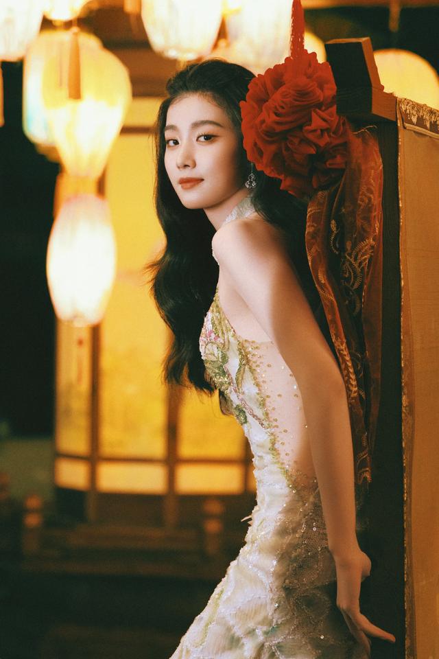 卢昱晓一袭金丝旗袍，发丝浓密，眼波流连，惊艳了时光