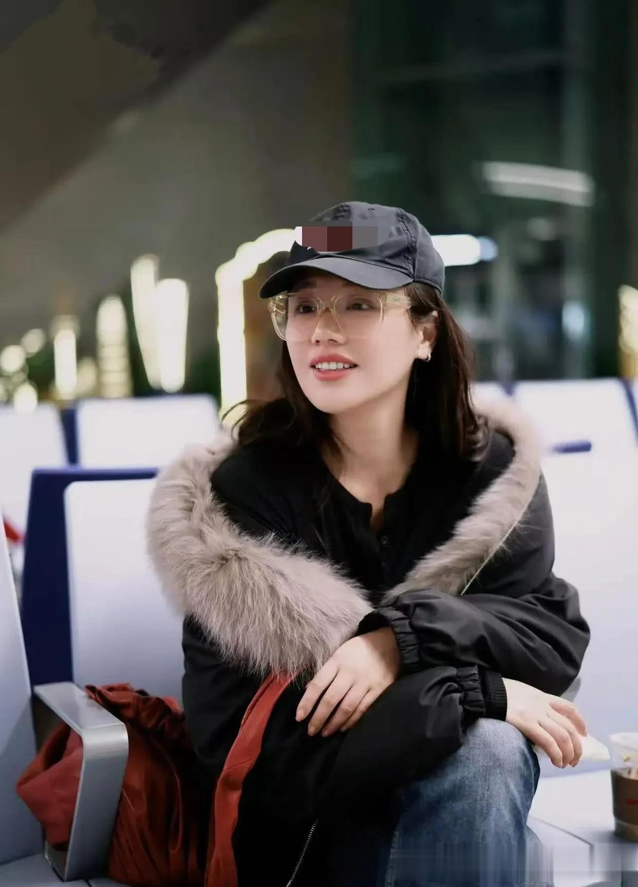 马思纯机场私服真会穿！毛领夹克+牛仔裤+棒球帽，时髦又减龄！