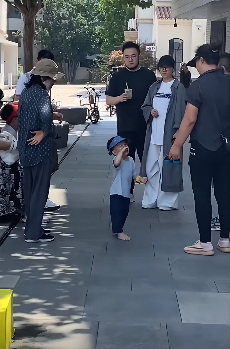 宋丹丹一家五口三里屯逛街,71岁赵玉吉满面春风,和儿媳有说有笑