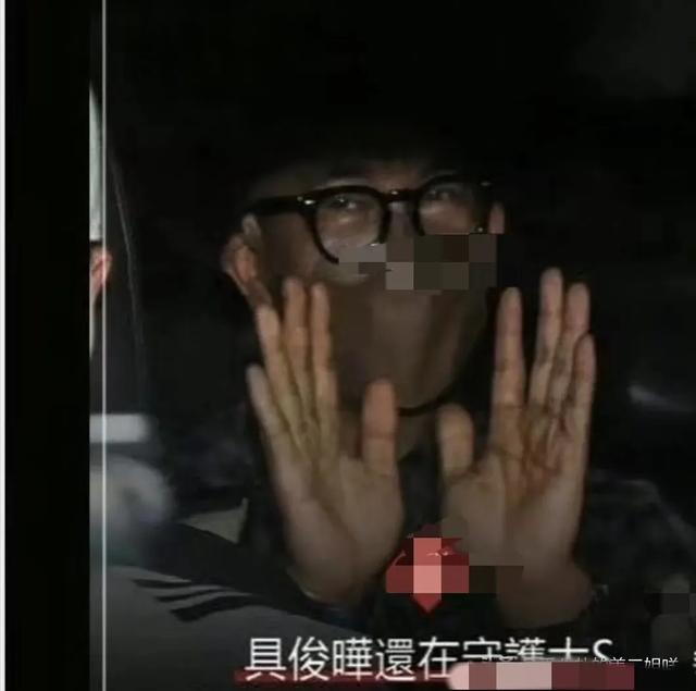 大s纪念长椅顺利落成,系粉丝众筹,具俊晔设计的雕塑至今未完工