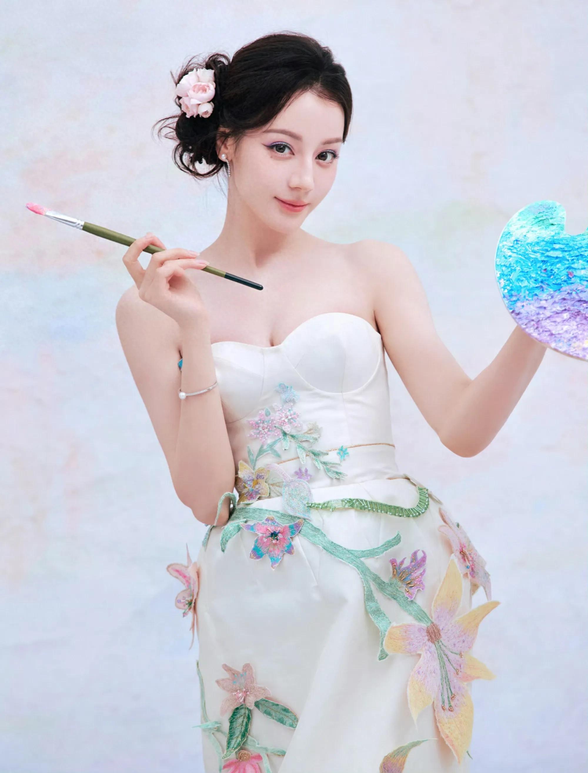 迪丽热巴鲜花裙妆造