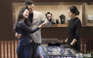 高考后带儿子买礼物，却被小白脸污蔑还叫我老婆评理，我当场清理门户