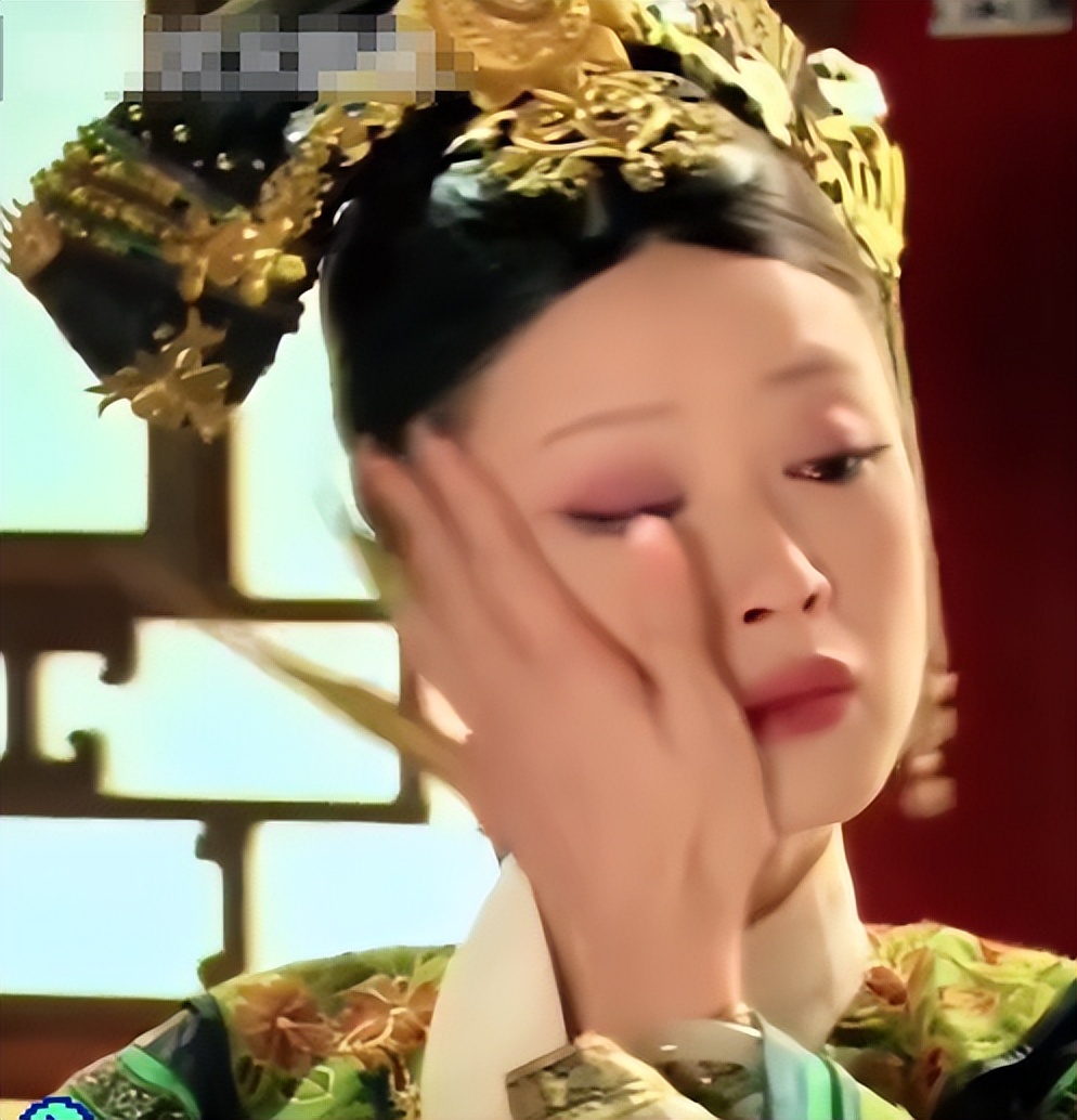 蒋欣近况曝光,脸凹又垂瘦成皮包骨,穿53块衬衫现身机场超惹眼