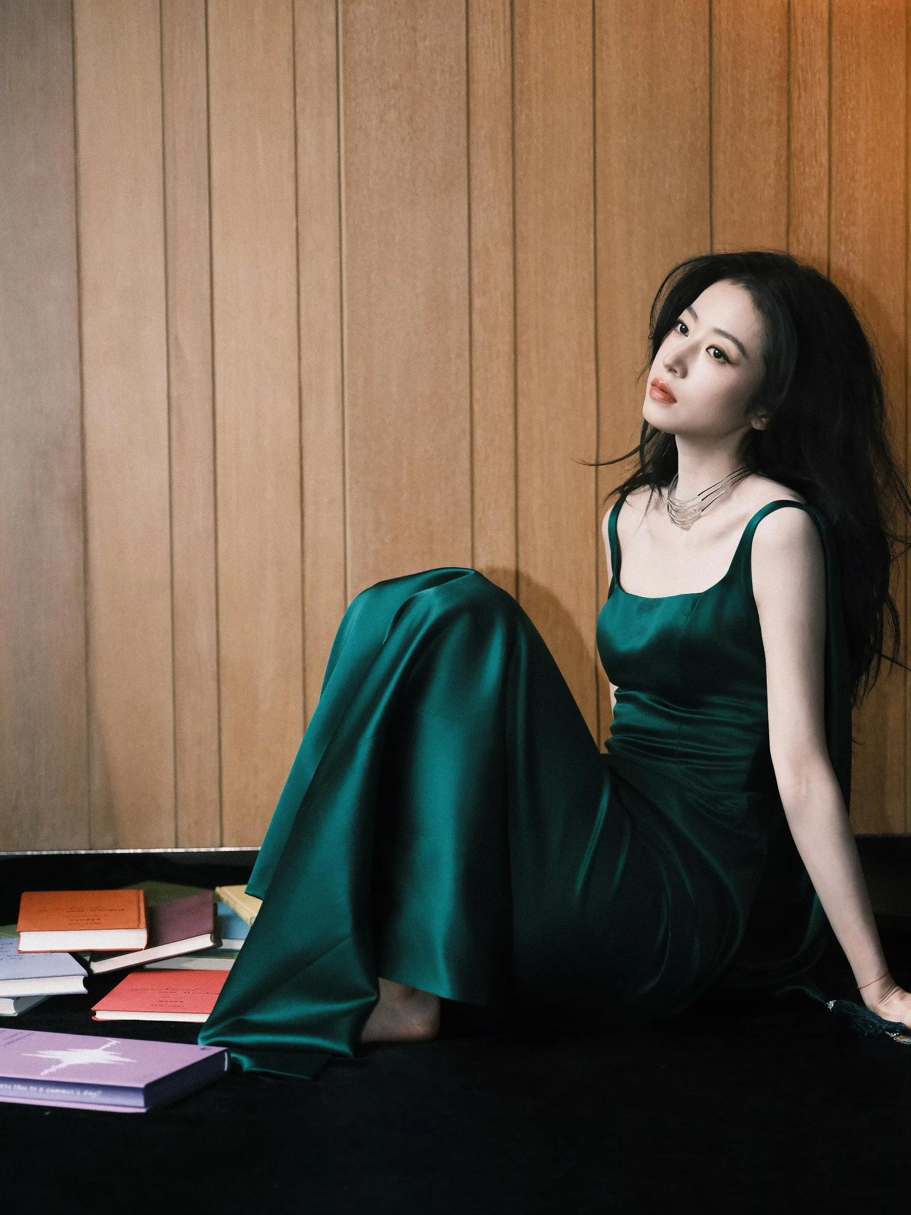 周雨彤绿色礼服写真