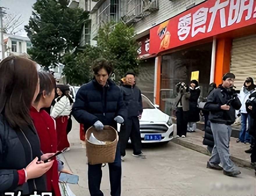 钟汉良在成都农村摆摊！皮肉松垮白发遮不住，蹲街边卖菜像小老头