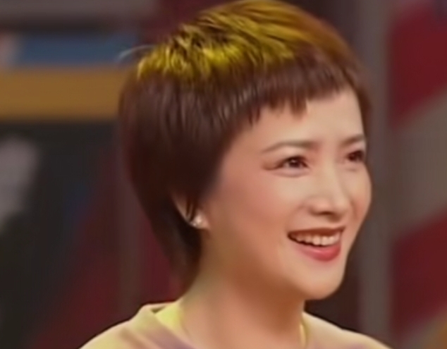 37岁何晴刚生产完，剪短发，穿大妈装，目测120斤，美的惊为天人