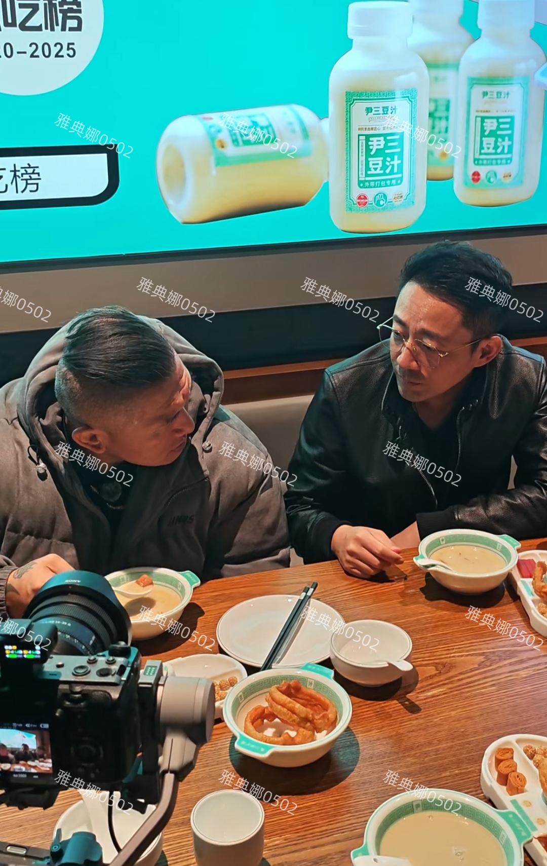 偶遇汪小菲和网红馆长陈之汉，汪请馆长喝豆汁体验地道北京美食!