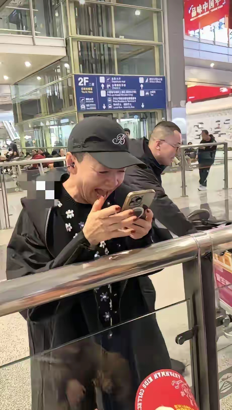 宋丹丹回国视频火了！被两孙子接机开心到跳起来，儿媳博古赢麻了