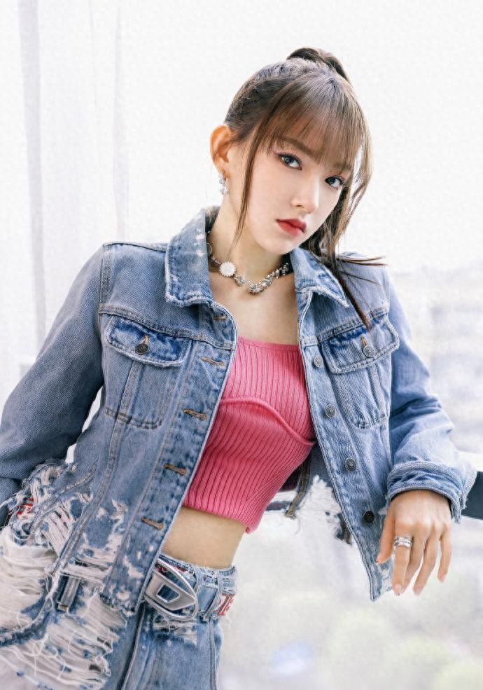 程潇牛仔套装+高丸子头!这松弛感直接拉满,优雅气质美出圈 !