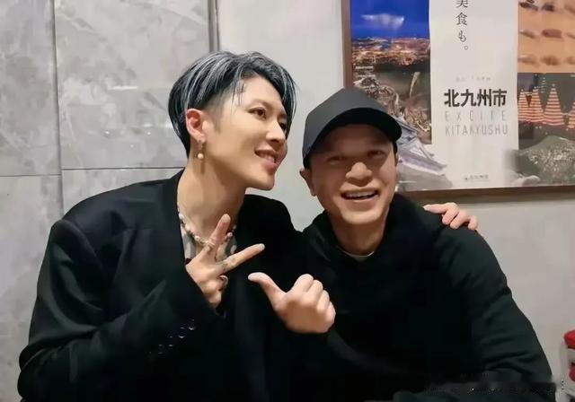 李克勤近照曝光!57岁瘦到认不出,与43岁雅帅同框似两代人