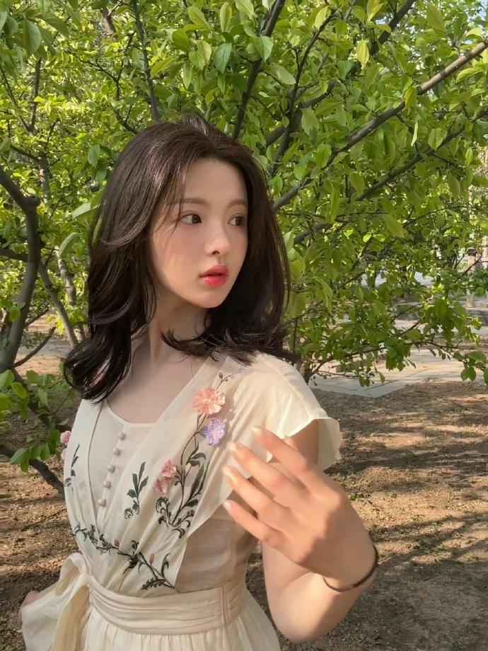 杨超越这期的表现真是太绝了,每一秒嘟在散发魅力!